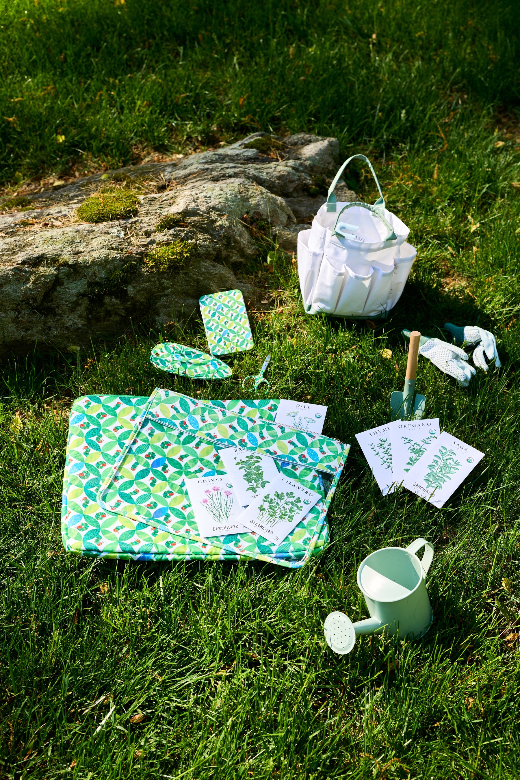 Circle Leaf Caterpillar Flat Pouch